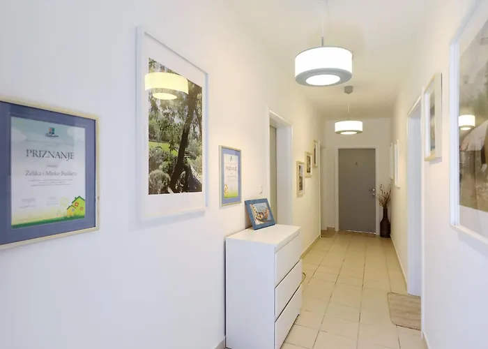 Candela, No 2 Apartment *