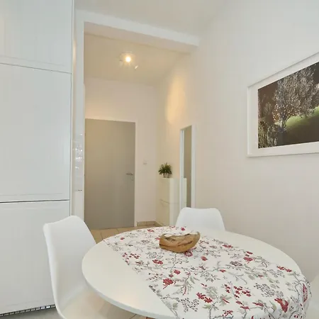 Candela, No 2 Apartment